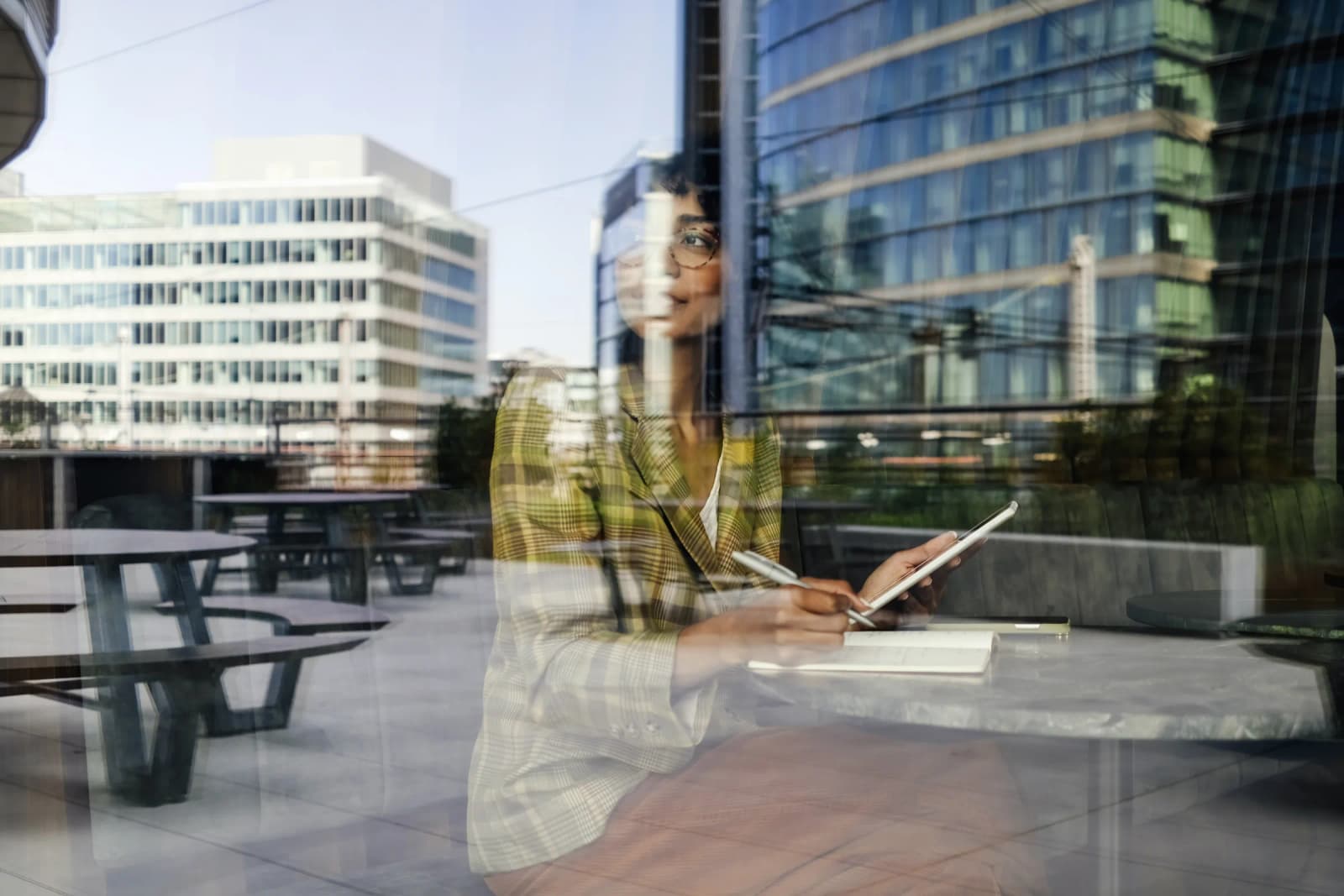 Executiva de administradora condominial em ambiente corporativo moderno
