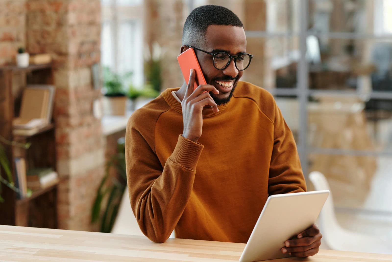 Morador resolvendo o dia a dia do condomínio pelo celular