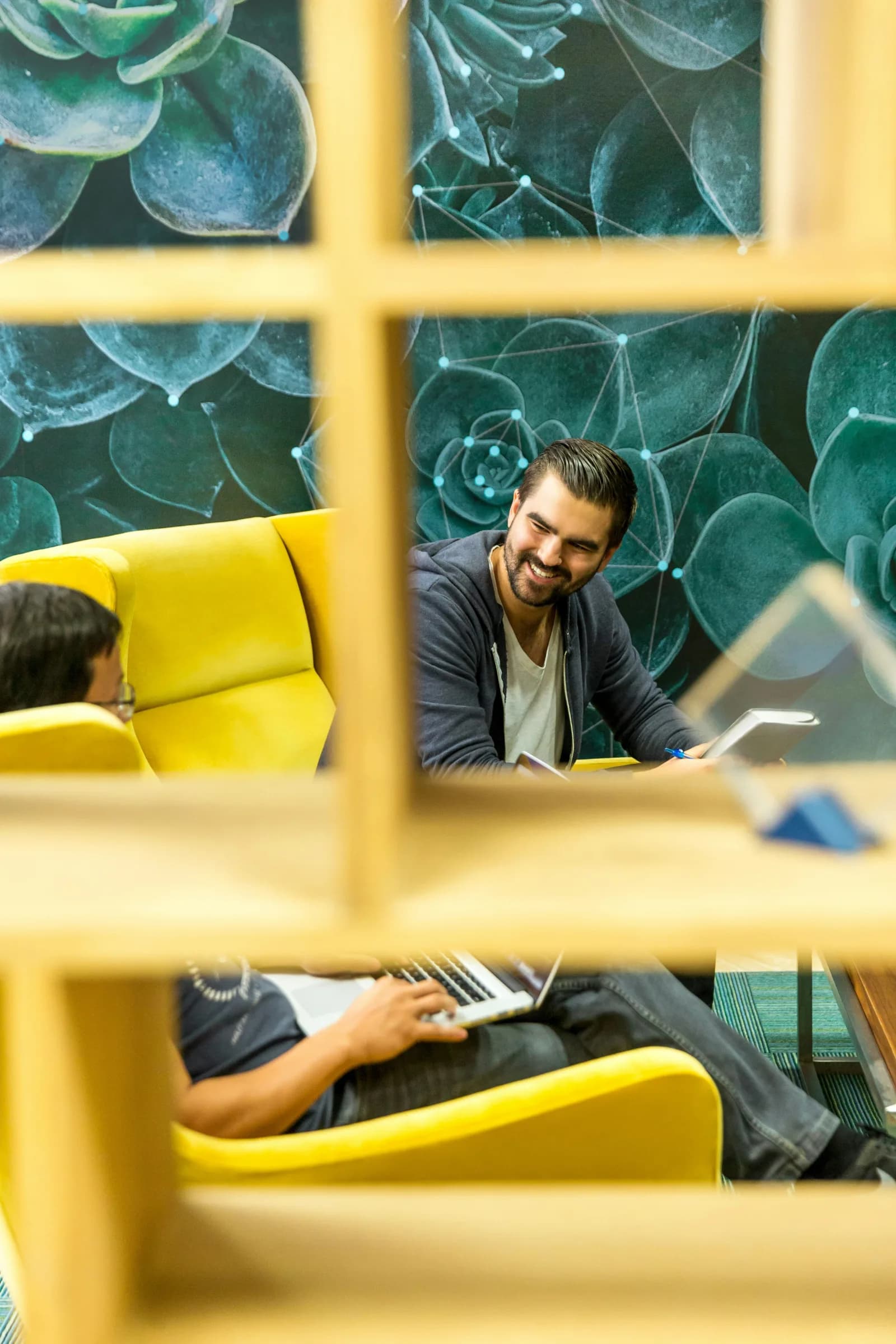 Síndico profissional em ambiente de trabalho moderno
